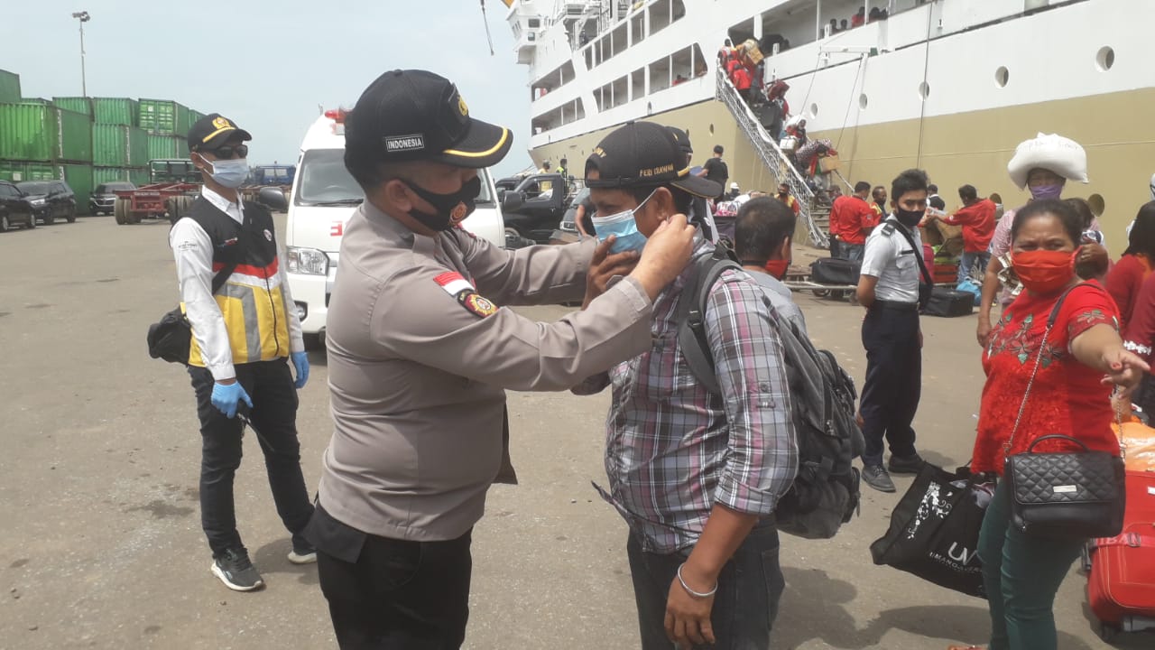 Polsek KKP Bagikan Ribuan Masker