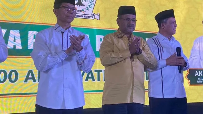 Wakil Wali Kota Batam Sekaligus Ketua Dpd Nasdem Batam Amsakar Achmad Kiri Saat Menghadiri Kegiatan Buka Puasa Partai Golkar K 169