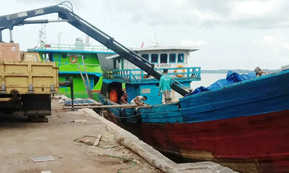 Aktivitas bongkar muat di pelabuhan surbhakti samping pos polairud polda kepri daerah kolong kelurahan sungai lakam barat kecamatan karimun kabupaten karimun