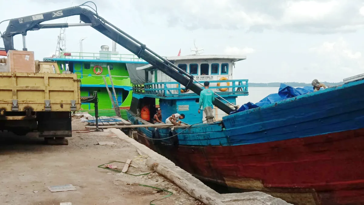 Aktivitas bongkar muat di pelabuhan surbhakti samping pos polairud polda kepri daerah kolong kelurahan sungai lakam barat kecamatan karimun kabupaten karimun