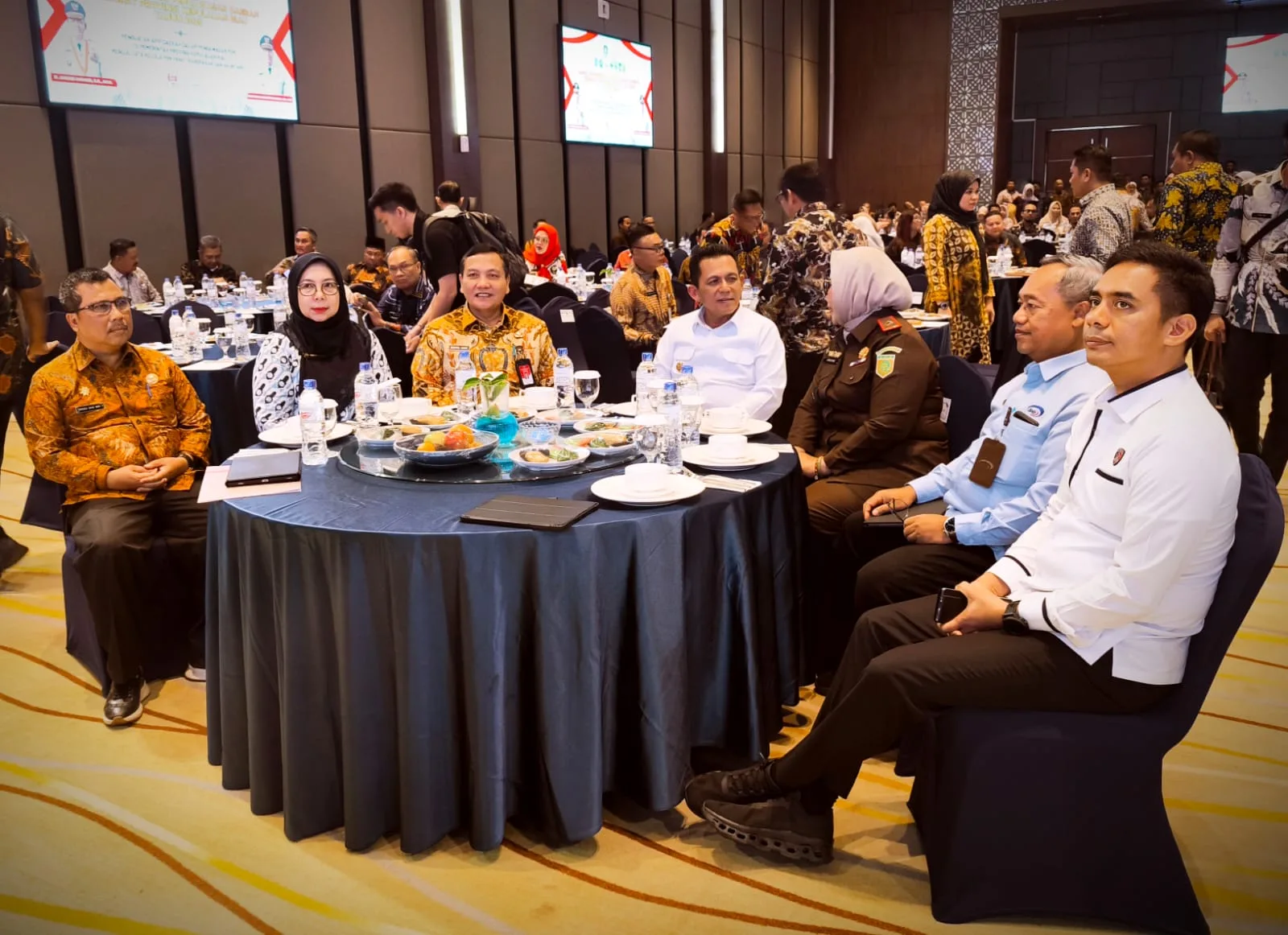 6ca3f5142434a0cbdb335d72492a592b