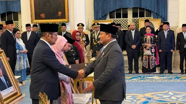 Prabowo anugerahkan gelar pahlawan nasional ke 10 tokoh termasuk soeharto dan gus dur evadetikcom 1762744772683 169