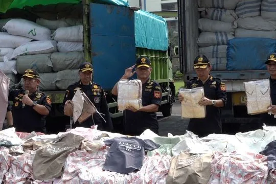 AB BEA CUKAI SITA TIGA KONTAINER DAN DUA TRUK BERISI PRODUK GARMEN ILEGAL
