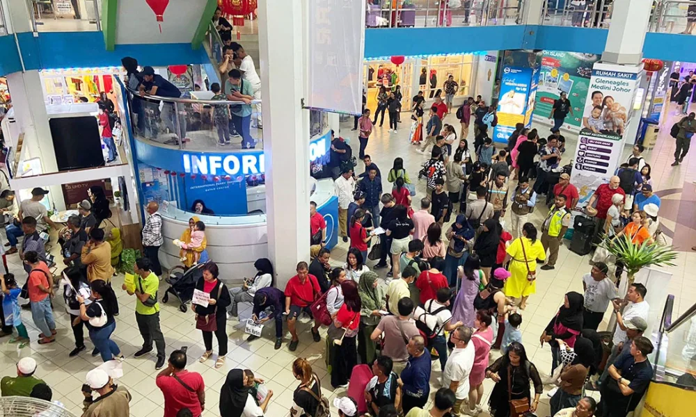 Batam Suasana kedatangan wisman di Pelabuhan Ferry Batam Centre.jpg